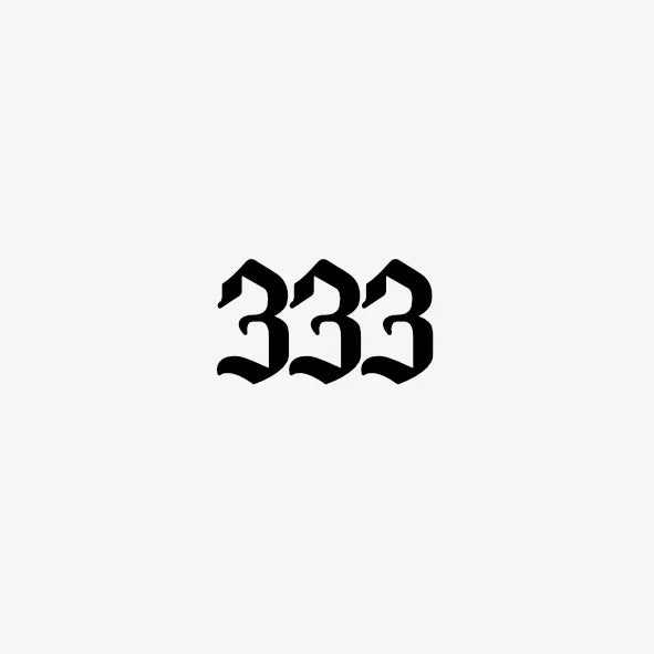 tijdelijke-tattoo-van-het-engelengetal-333-in-oud-gotische-letters