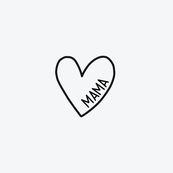 Tijdelijke-tattoo-van-een-hartje-met-het-woord-mama-erin