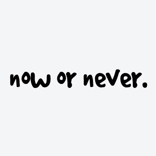 Tijdelijke-tattoo-van-de-tekst-now-or-never-in-handgeschreven-stijl
