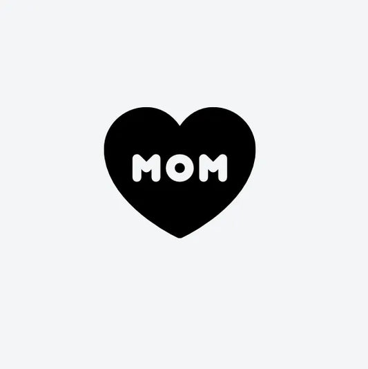 Tijdelijke-tattoo-van-een-zwart-hart-met-het-woord-mom